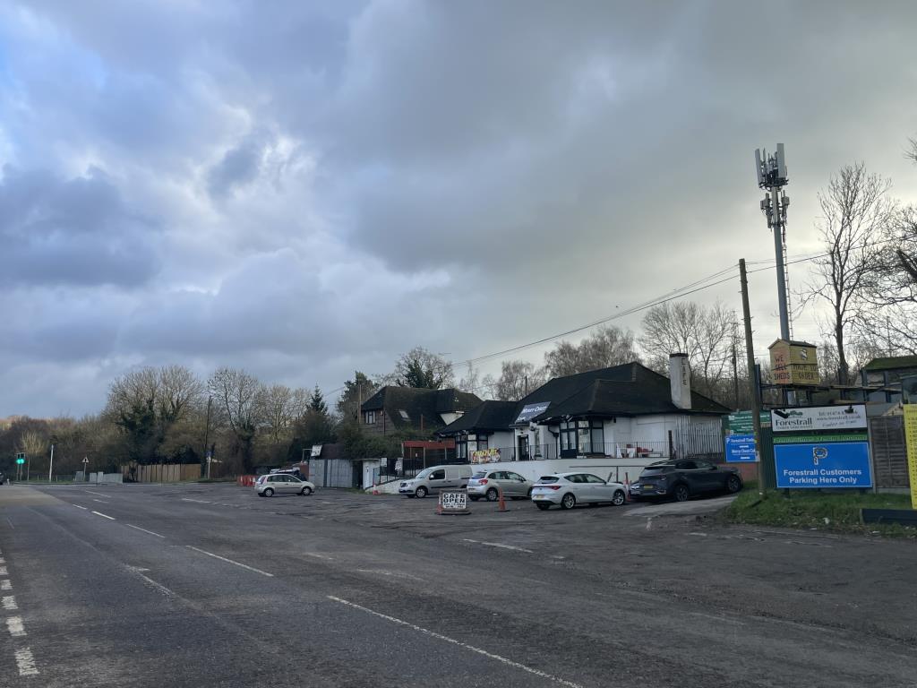 Lot: 25 - PARCEL OF WOODLAND CLOSE TO BLUEWATER SHOPPING CENTRE AND A2 - View along Old Watling Street to the east towards Sandy Lane
